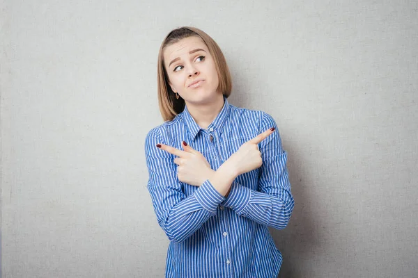 Chica Joven Mostrando Pulgares Hacia Arriba Diferentes Direcciones — Foto de Stock