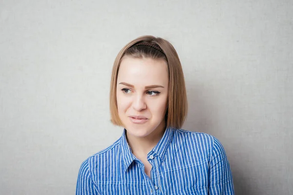 Portret Van Gelukkig Lachend Jong Meisje Met Mooi Gezicht Geïsoleerd — Stockfoto