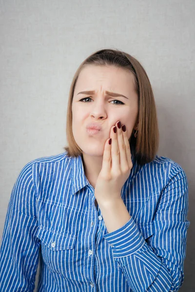 Menina Tem Uma Dor Dente Ela Mantém Uma Mão Bochecha — Fotografia de Stock