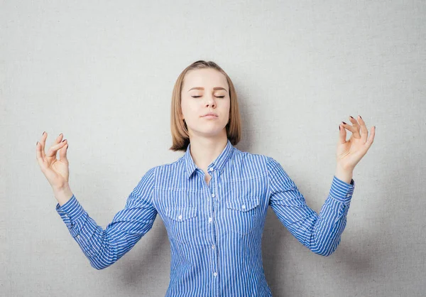 Genç kız meditasyonda
