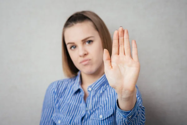 Junges Mädchen Zeigt Halt — Stockfoto