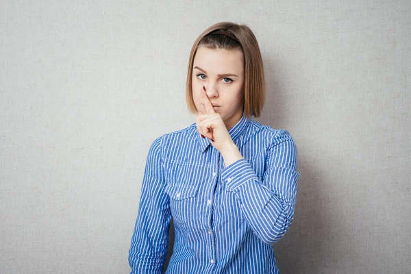 Giovane Donna Che Gesto Silenzio Shhh — Foto Stock