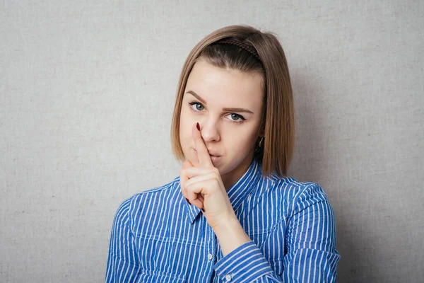 Joven Mujer Haciendo Gesto Silencio Shhh — Foto de Stock