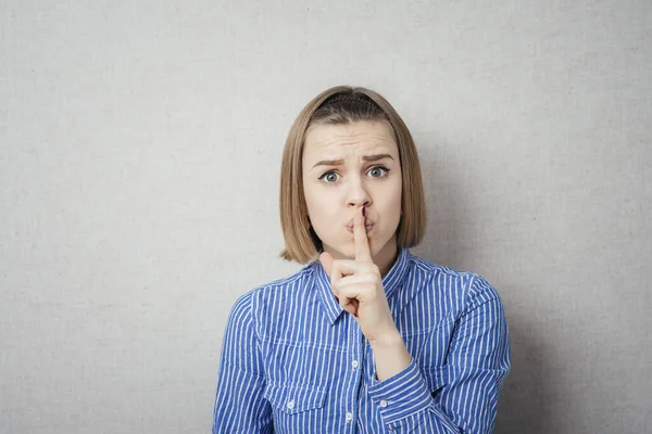 Chica Joven Muestra Silencio — Foto de Stock