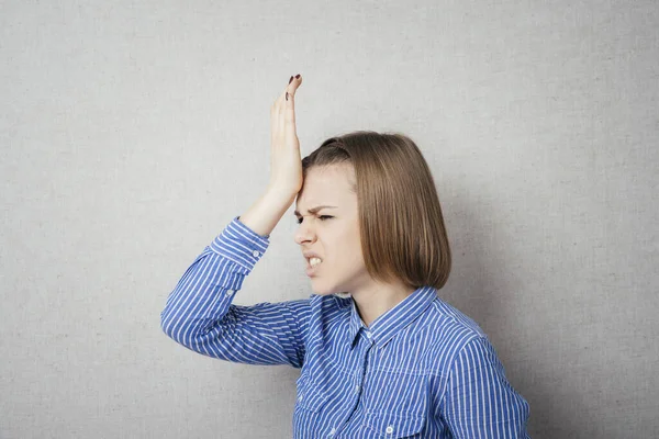 Overstuur Jonge Vrouw Met Hand Zijn Hoofd — Stockfoto