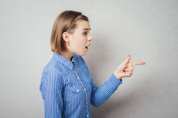 Menina Apontando Seu Dedo Para Alguém — Fotografia de Stock