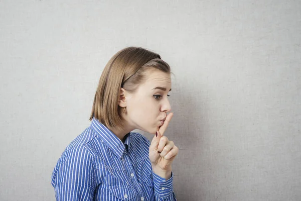 Chica Joven Muestra Silencio — Foto de Stock