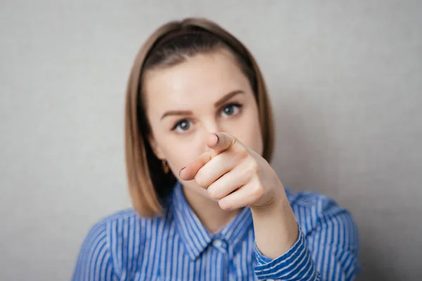 Menina Apontando Seu Dedo Para Alguém — Fotografia de Stock