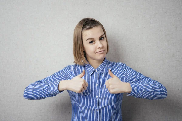 Mujer Joven Mostrando Pulgar Hacia Arriba — Foto de Stock