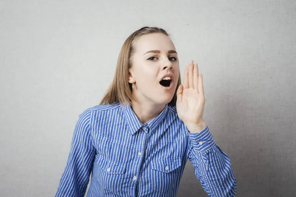 Retrato Mulher Jovem Gritando Para Câmera — Fotografia de Stock