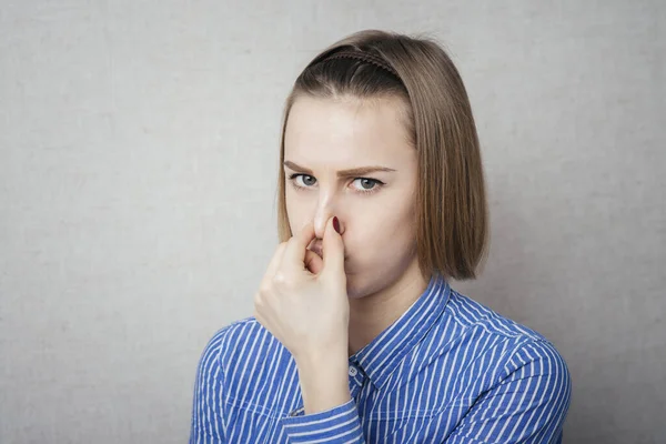 Kvinna Äcklad Dålig Lukt Håller Sin Näsa — Stockfoto
