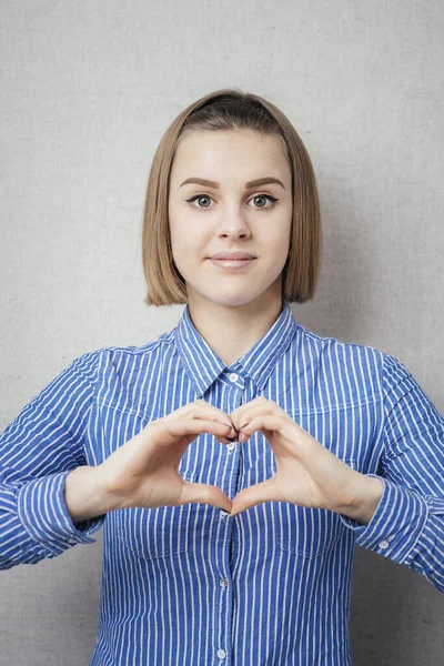 Vacker Ung Blond Kvinna Gör Hjärtgest Med Fingrarna — Stockfoto
