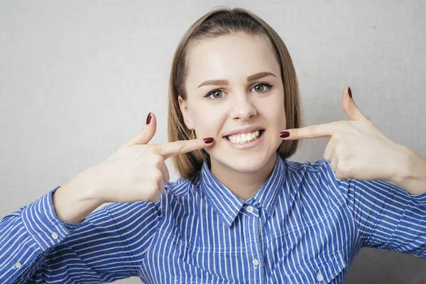 Kobieta Pokazuje Jej Idealne Proste Białe Zęby — Zdjęcie stockowe
