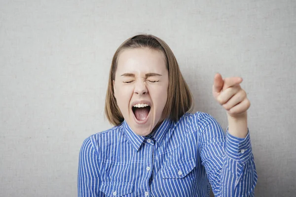 Mujer Joven Riendo Con Alguien — Foto de Stock