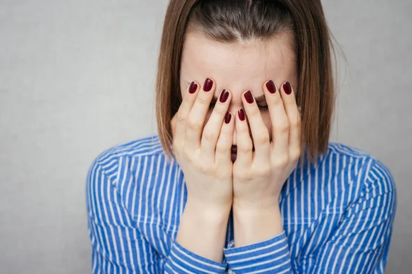 Fille Bouleversé Couvert Son Visage Avec Ses Mains — Photo