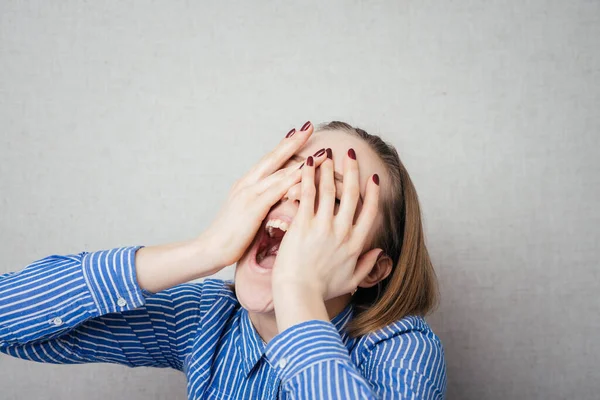 Chica Los Ojos Doloridos Ella Cubre Cara Con Dolor —  Fotos de Stock