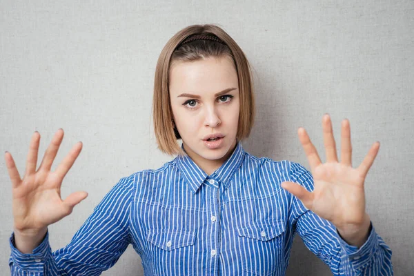 Mujer Joven Mostrando Diez Dedos — Foto de Stock