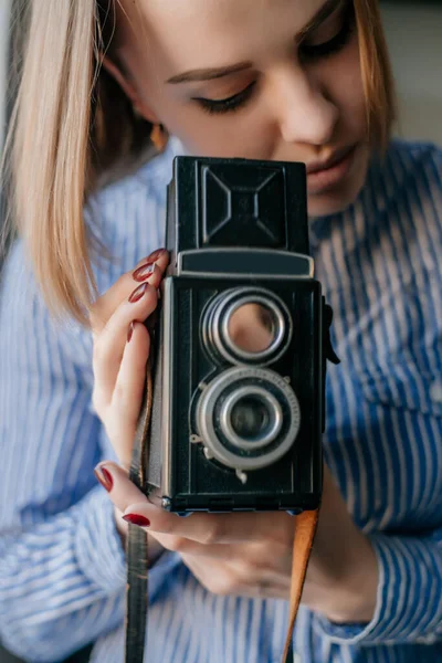 Porträtt Vacker Och Attraktiv Ung Kvinna Med Kamera — Stockfoto