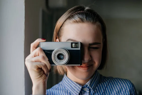 Πορτραίτο Μιας Όμορφης Και Ελκυστικής Νεαρής Γυναίκας Που Κρατάει Κάμερα — Φωτογραφία Αρχείου