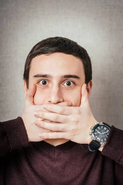 Hombre Cubre Boca Con Sus Manos Miedo Quiere Rugir Riendo —  Fotos de Stock