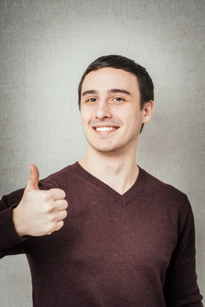 Hombre Mostrando Los Pulgares Hacia Arriba Sonriendo —  Fotos de Stock