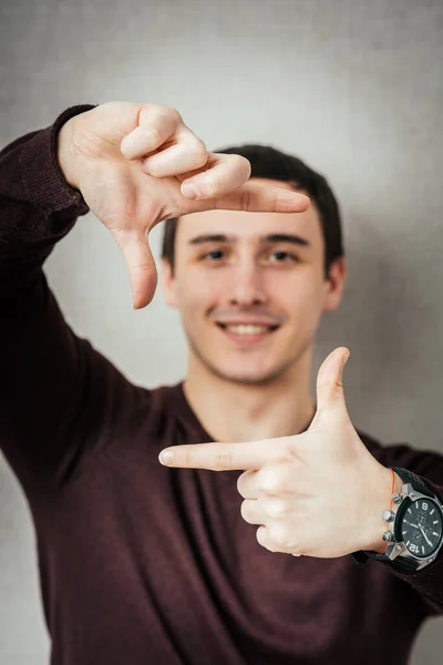 Hombre Haciendo Brazos Marco — Foto de Stock