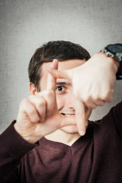 Mann Zeigt Daumenrahmen — Stockfoto