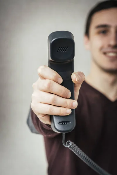 Man Met Een Vaste Telefoonontvanger — Stockfoto