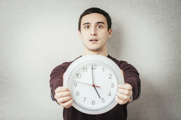 Retrato Joven Sosteniendo Reloj Sobre Fondo Gris — Foto de Stock