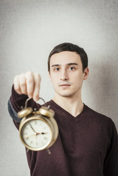 Joven Sosteniendo Despertador — Foto de Stock