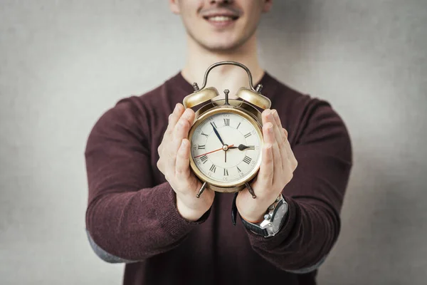 Joven Sosteniendo Despertador — Foto de Stock