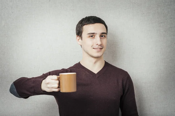 Jeune Homme Offre Une Tasse Thé — Photo