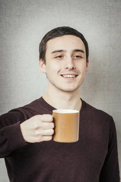 Junger Mann Bietet Eine Tasse Tee — Stockfoto