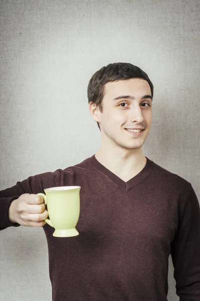 Junger Mann Bietet Eine Tasse Tee — Stockfoto