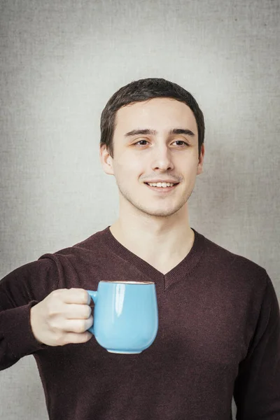 Jovem Oferece Uma Xícara Chá — Fotografia de Stock