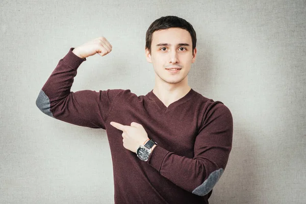 Junger Mann Zeigt Seine Muskeln — Stockfoto