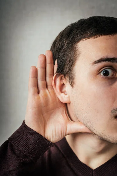 Ung Man Som Hör Konversationen — Stockfoto