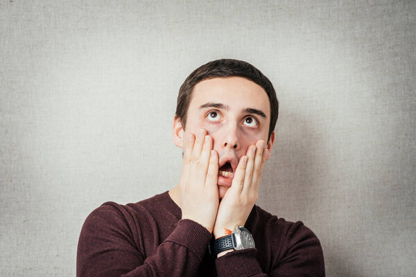 молодой человек в фотостудии
 