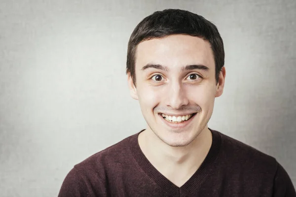 Exitoso Hombre Atractivo Posando Sonriendo — Foto de Stock