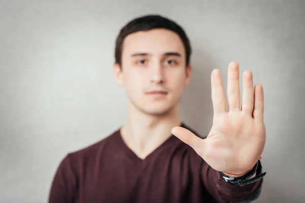 Ung Man Kräver Stopp Med Handen — Stockfoto