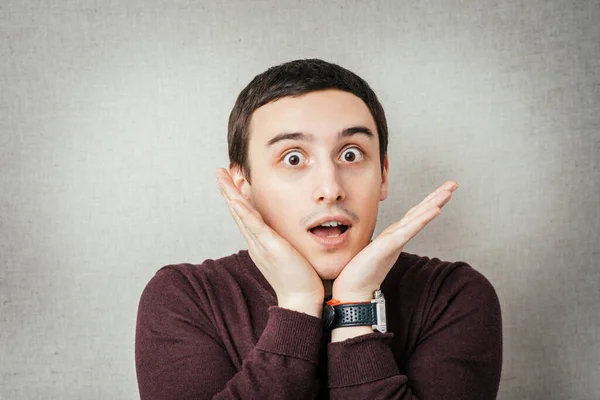 Retrato Joven Con Expresión Facial Impactada Aislado Sobre Fondo Gris — Foto de Stock