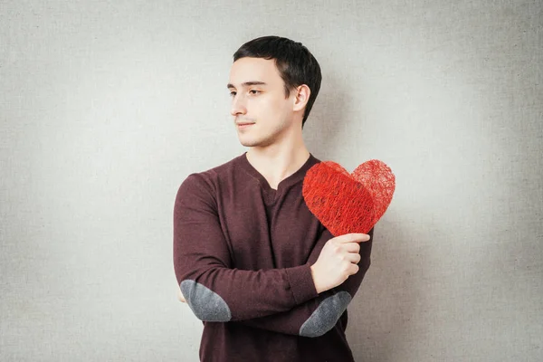 Giovane Uomo Con Cuore Rosso Tra Mani — Foto Stock