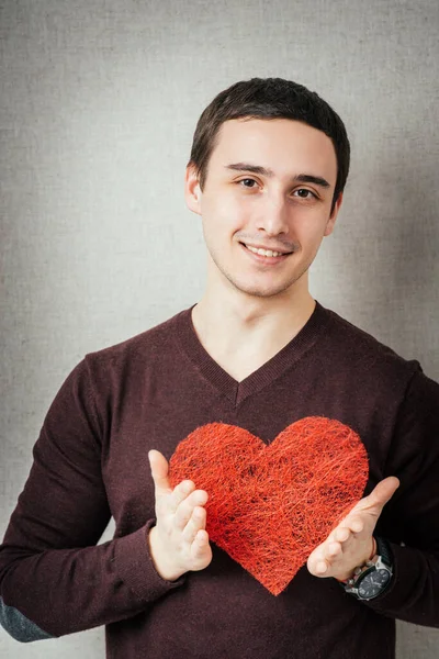 Giovane Uomo Con Cuore Rosso Tra Mani — Foto Stock