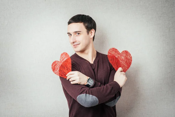 Jeune Homme Tenant Deux Cœur Rouge Dans Ses Mains — Photo