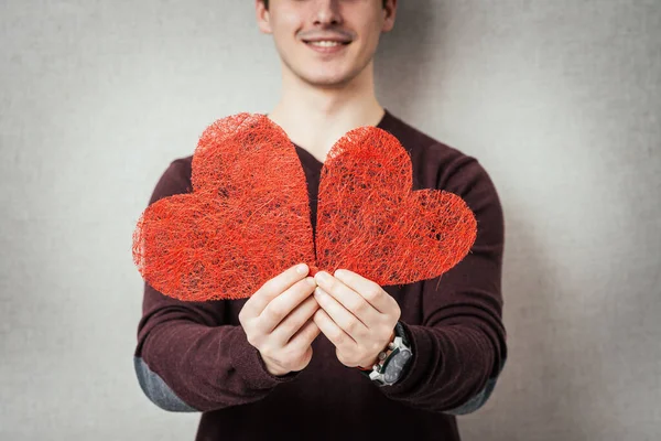Elinde Kırmızı Bir Kalp Tutan Genç Bir Adam — Stok fotoğraf