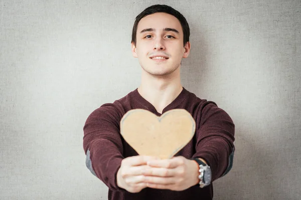Elinde Kırmızı Bir Kalp Tutan Genç Bir Adam — Stok fotoğraf
