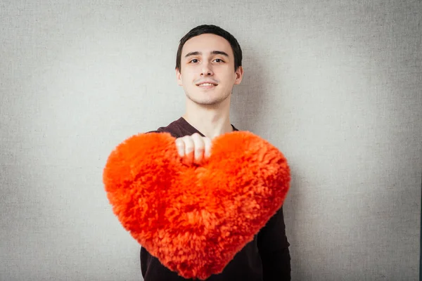 Giovane Uomo Con Cuore Rosso Tra Mani — Foto Stock