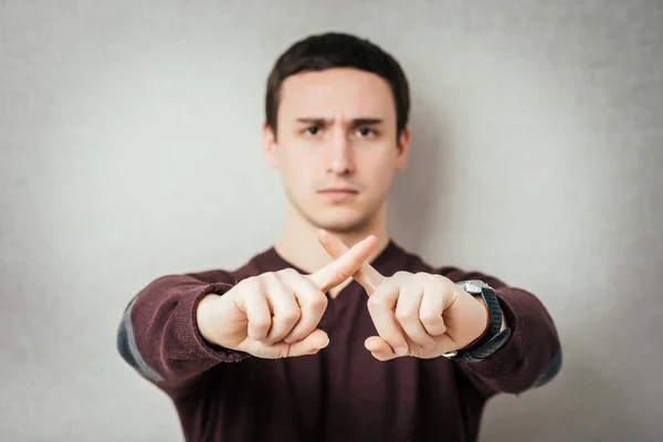 Retrato Joven Haciendo Stop Símbolo Sobre Fondo Gris — Foto de Stock