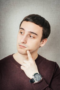 Ciddi bir adam bir şeyler düşünüyor..