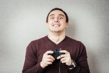 Video oyunu oynayan heyecanlı genç adam. 